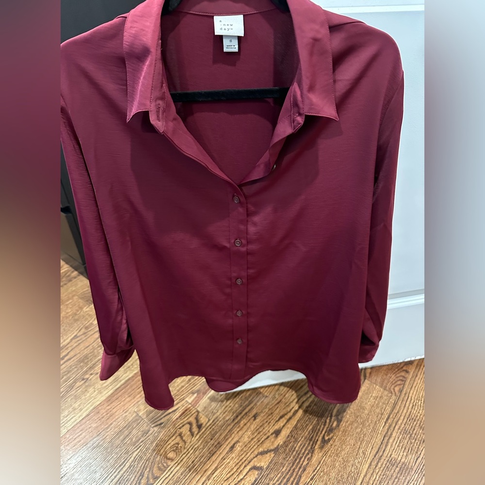 Satin red blouse with cuffed sleeves